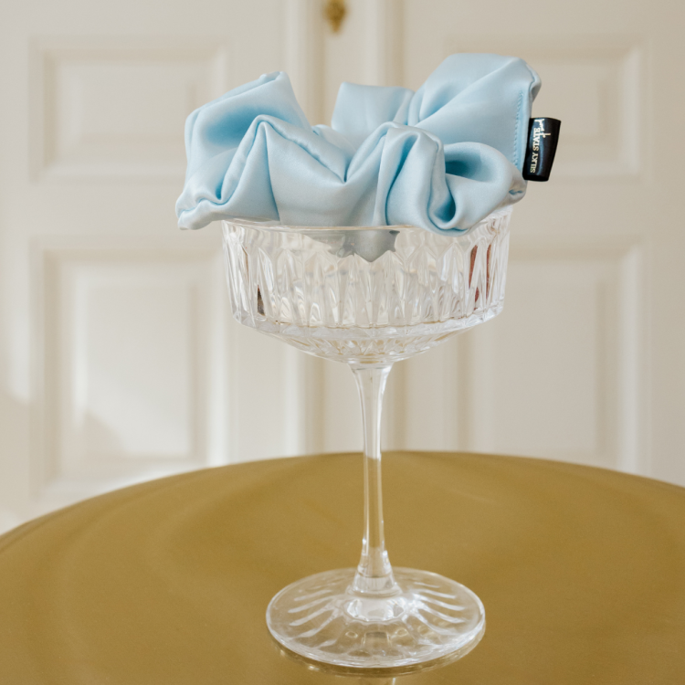 Jedwabna scrunchie SILKY STATE MEDIUM- Lodowy błękit