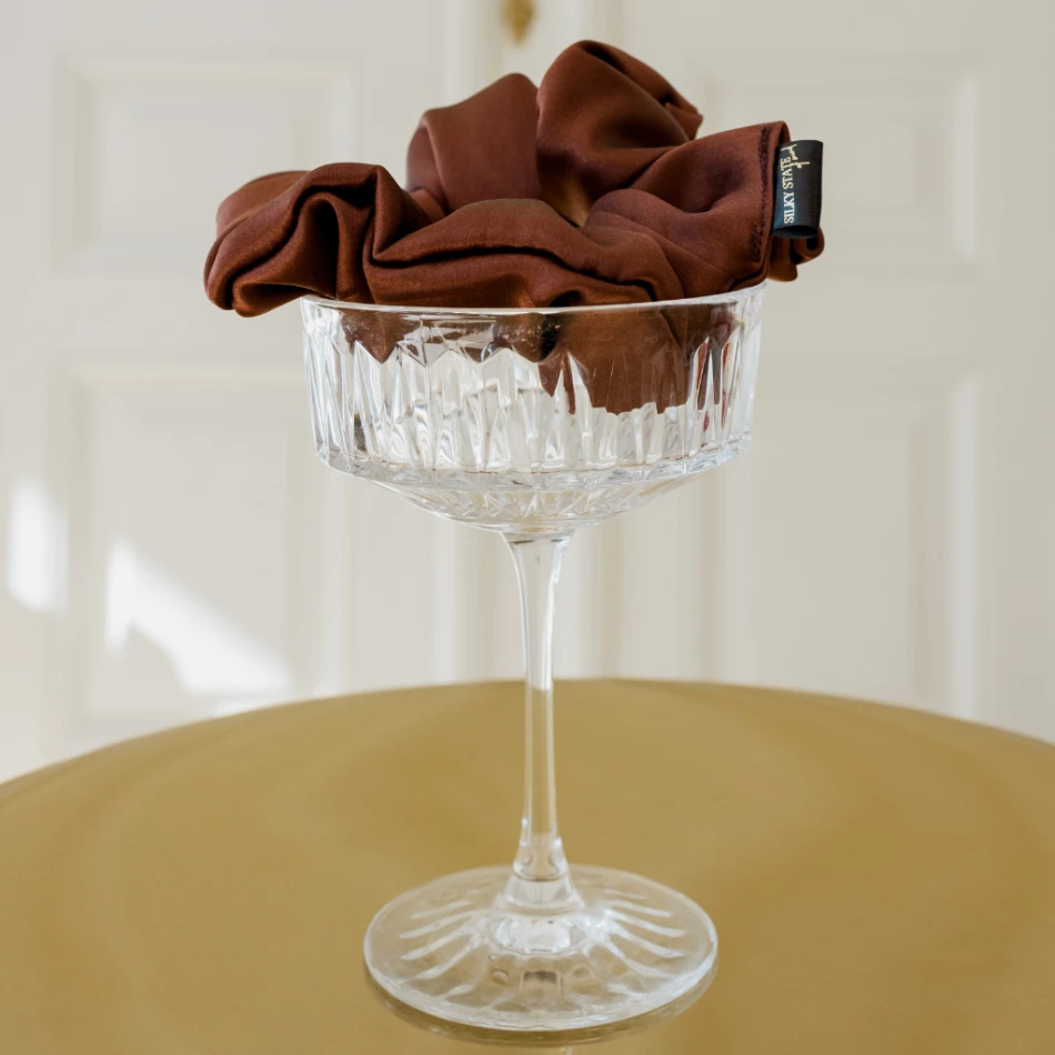 Jedwabna scrunchie SILKY STATE MEDIUM - Czekoladowy brąz