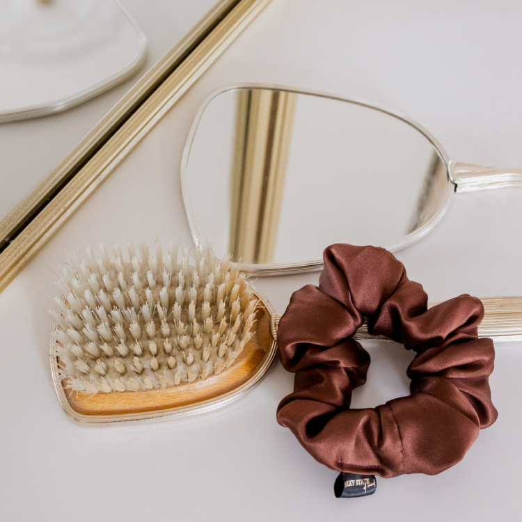 Jedwabna scrunchie SILKY STATE MINI MINI - Czekoladowy brąz