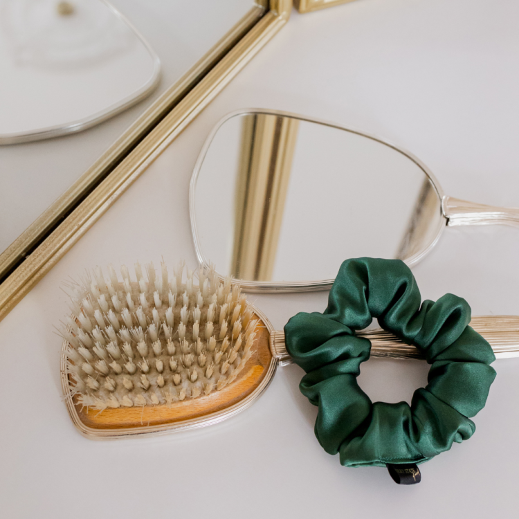Jedwabna scrunchie SILKY STATE MEDIUM - Leśna zieleń