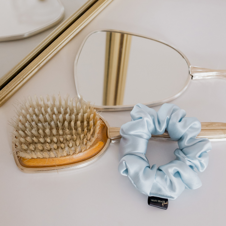 Jedwabna scrunchie SILKY STATE MEDIUM - Lodowy błękit